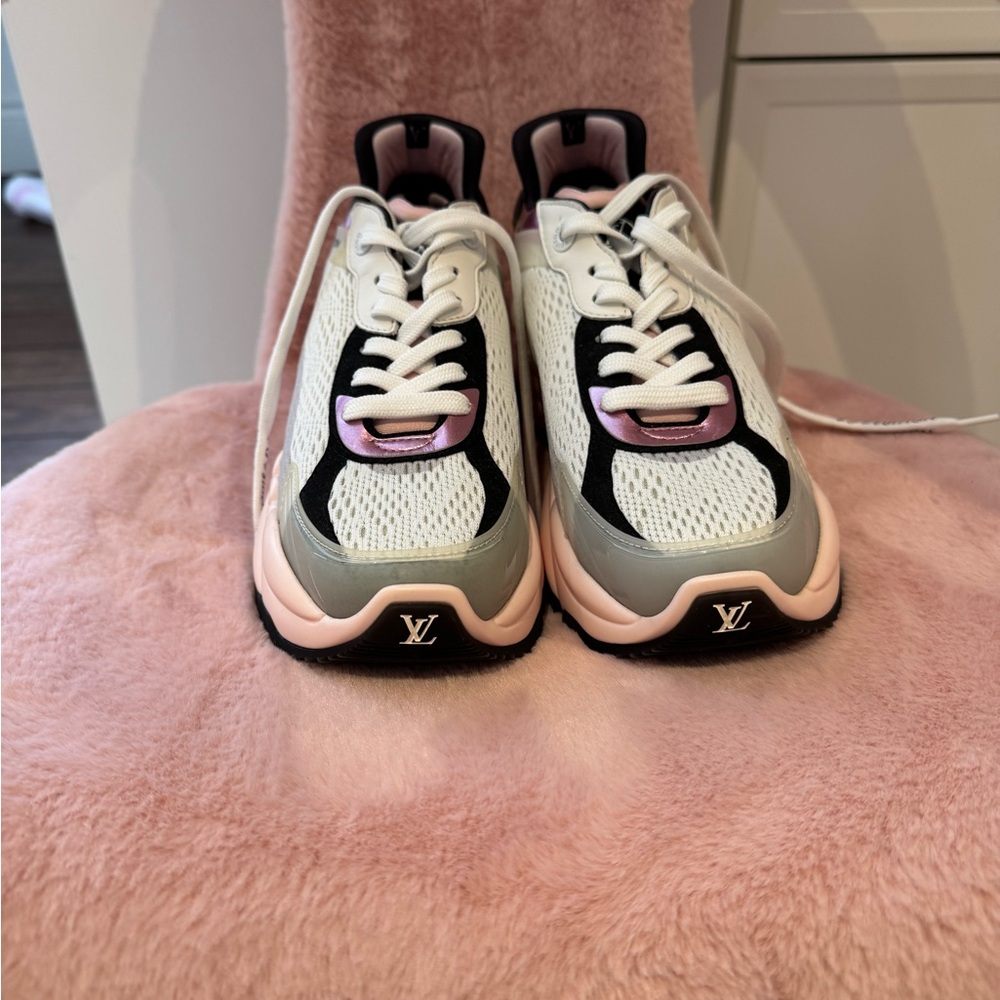 ⭐️ Never Worn Louis Vuitton White and Pink Sneakers ⭐️